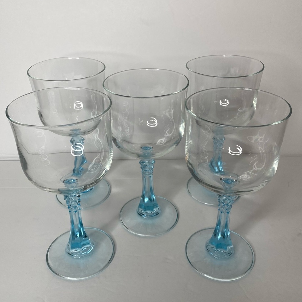 EUC Vintage Set of 5, Clear with Blue Faceted Stem Glass Wine Glasses